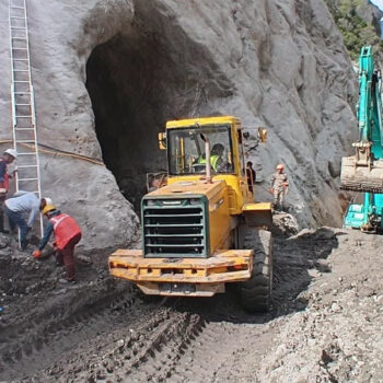 भोटेकोशी बाढी : जलविद्युत् आयोजनामा फसेकाको उद्धार जारी