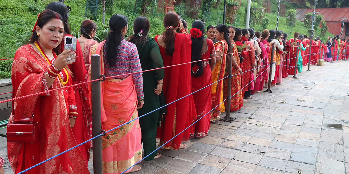 तीज : २४ हजारले गरे पशुपति दर्शन, २५०० जना लाइनमा