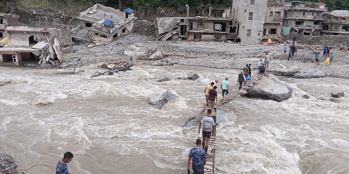 भोटेकोशी बाढीपछि अवरुद्ध रसुवा सडक : ‘फड्के’ र ‘तुइन’ थापेर पैदल हिँड्ने बनाइयो
