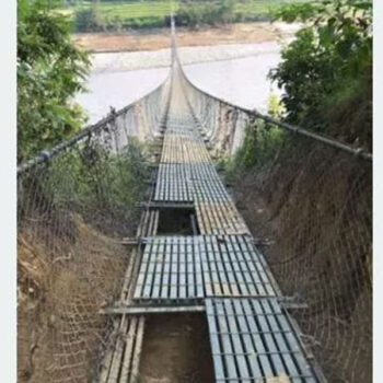 बाढीले झोलुंगे पुलमा क्षति, विद्यालय जानै पाएनन् केटाकेटी