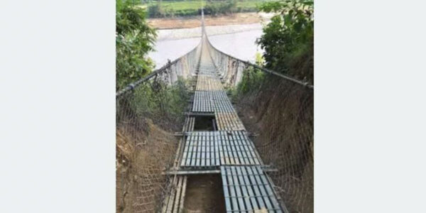 बाढीले झोलुंगे पुलमा क्षति, विद्यालय जानै पाएनन् केटाकेटी