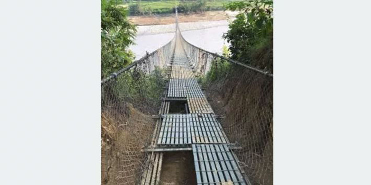 बाढीले झोलुंगे पुलमा क्षति, विद्यालय जानै पाएनन् केटाकेटी