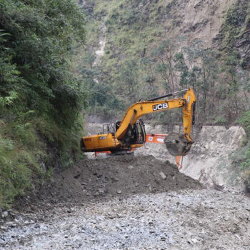 चीन र भारत जोड्ने कालीगण्डकी कोरिडोरको बेनी–जोमसोम–कोरला सडक धमाधम मर्मत हुँदै