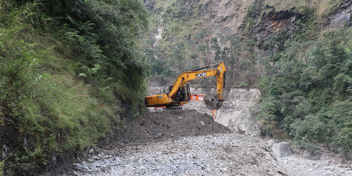 चीन र भारत जोड्ने कालीगण्डकी कोरिडोरको बेनी–जोमसोम–कोरला सडक धमाधम मर्मत हुँदै