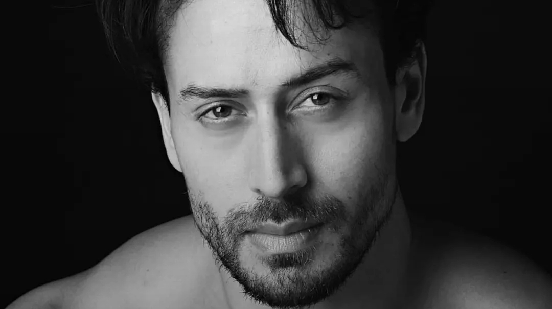 बलिउड अभिनेता टाइगर श्राफलक्षित गोली प्रहार, चालक घाइते