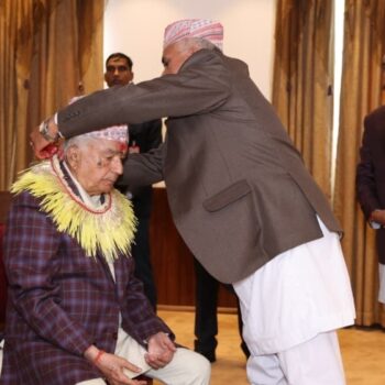 राष्ट्रपतिले लगाए साइतमै टीका