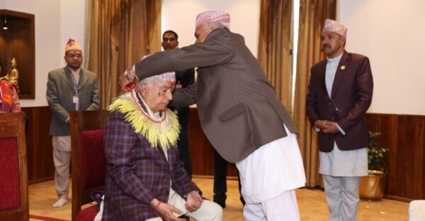राष्ट्रपतिले लगाए साइतमै टीका