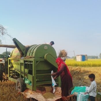 सात वर्षदेखि ‘थ्रेसर मेसिन’सञ्चालन गरेर गाउँमै स्वरोजगार