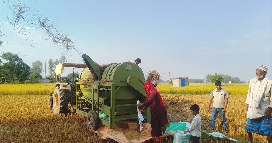 सात वर्षदेखि ‘थ्रेसर मेसिन’सञ्चालन गरेर गाउँमै स्वरोजगार