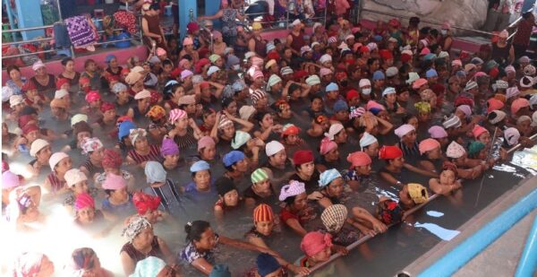 तातोपानीमा स्नान गर्नेको भीड, रोग पनि निको हुने सुनेपछि भक्तजन पुग्छन् म्याग्दी