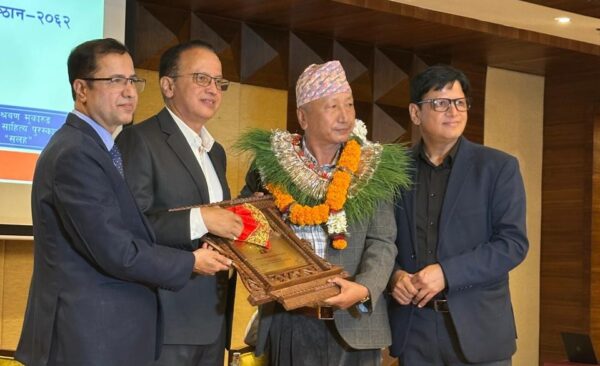 पद्मश्री साहित्य पुरस्कार ‘सलह’का लागि मुकारुङलाई प्रदान