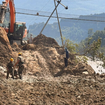 बाढीपहिरोले अवरुद्ध सडक खुलाउन नेपाली सेना परिचालन