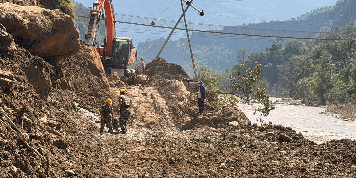 बाढीपहिरोले अवरुद्ध सडक खुलाउन नेपाली सेना परिचालन