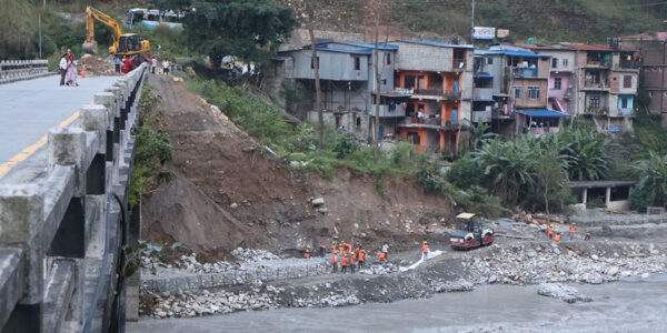 बाढीले पुलमा क्षति पुर्‍याएपछि बागलुङमा यातायात ठप्प, पर्यटन र व्यापारमा असर