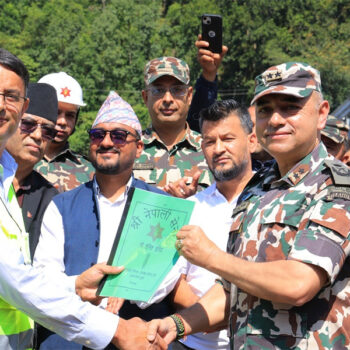 सेनाले वेत्रावतीमा बनायो बेलिब्रिज, रसुवासँग सडक सम्पर्क पुनःस्थापित