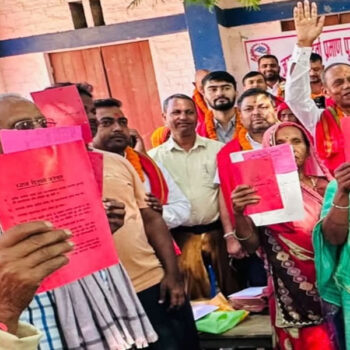 नापजाँच भएको ११ वर्षपछि धनुषाका २३३ परिवारले पाए लालपुर्जा