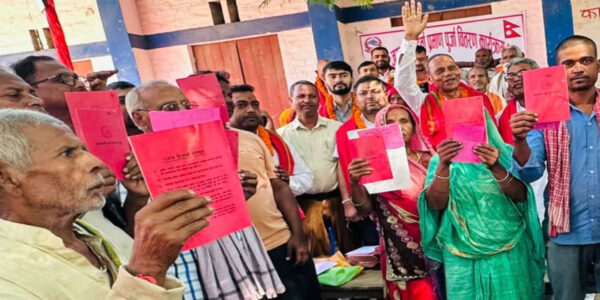 नापजाँच भएको ११ वर्षपछि धनुषाका २३३ परिवारले पाए लालपुर्जा