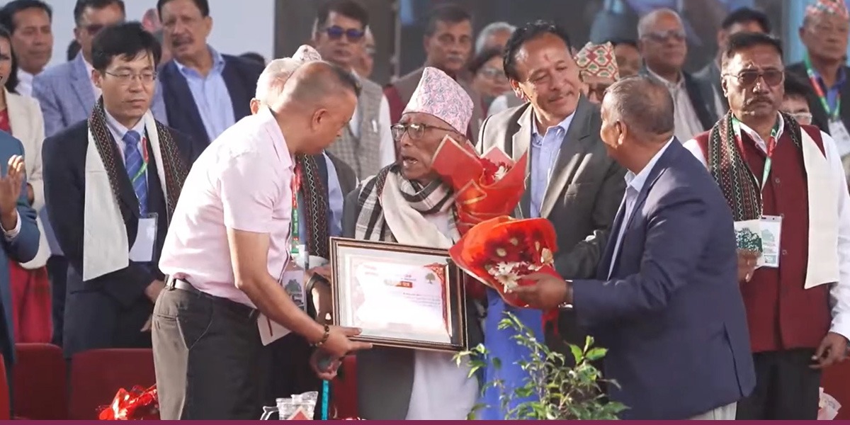 कांग्रेसका सबैभन्दा पुराना सदस्य सम्मानित