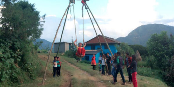 गाउँमा हराउन थाले लिंगे पिङ, गाउँले भन्छन् : दसैँको रमाइलो हरायो