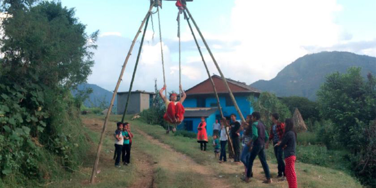 गाउँमा हराउन थाले लिंगे पिङ, गाउँले भन्छन् : दसैँको रमाइलो हरायो