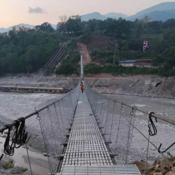 विपद्पछिको एक महिनामै त्रिशूलीमा बन्यो २६८ मिटर लामो झोलुंगे पुल