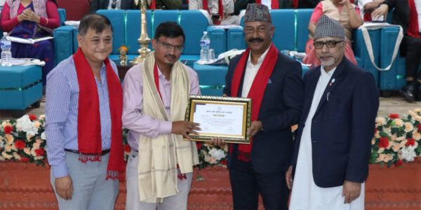 हिमाल प्रेसकर्मी परियार पुरस्कृत