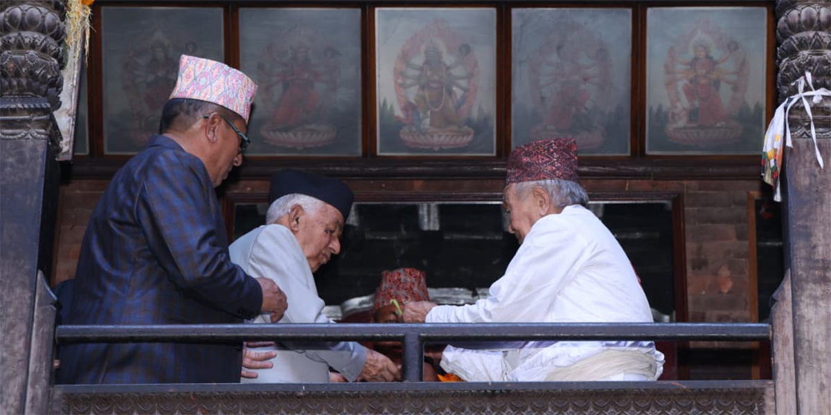 राष्ट्रपति पौडेलले गरे भक्तपुरको प्रसिद्ध नवदुर्गा मन्दिरमा पूजा