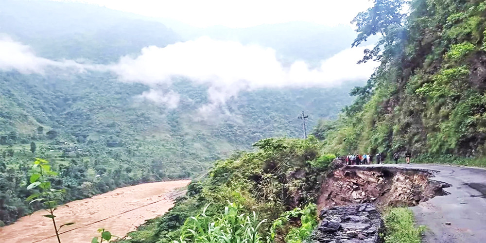 आँबुखैरेनीतर्फ ७ किमि सडक कालोपत्रको तयारी