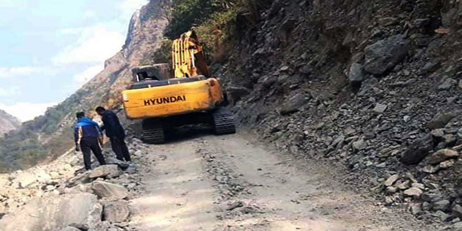 मनाङको लाइफलाइन बेँसीसहर-चामे सडकमा खसेको ढुंगा हटाउन समस्या